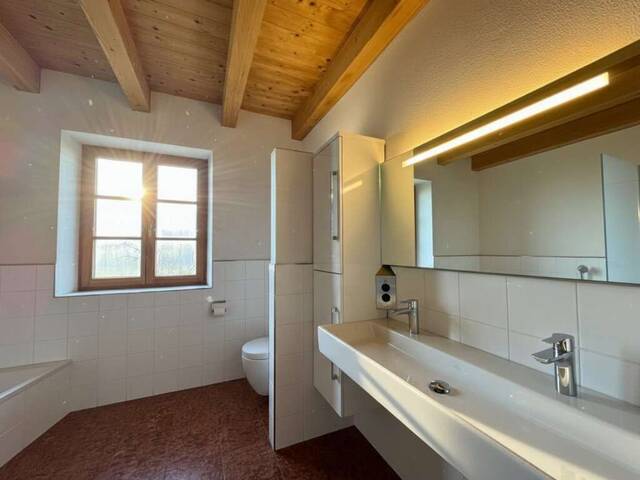 Immobilie in Neukirchen an der Enknach - Neuwertiges Landhaus-Juwel: Architektur mit Einliegerwohnung in idyllischer Bachlage | NEUKIRCHEN AN DER ENKNACH - Bild 4