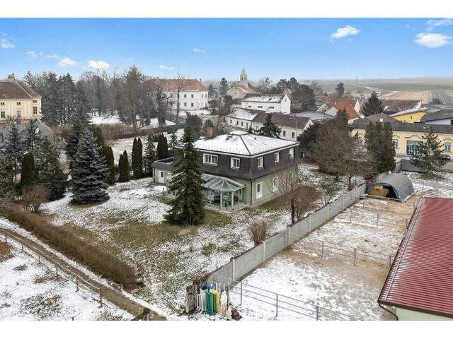 Immobilie in Margarethen am Moos - Elegantes Landhaus mit prachtvollem Garten und Teich im Umland von Wien - Bild 0