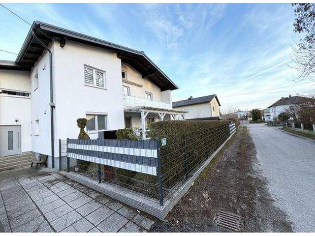 Immobilie in Ranshofen - Gepflegtes Mehrfamilienhaus mit 3 Wohneinheiten, Doppelgarage und großem Grundstück - Bild 1