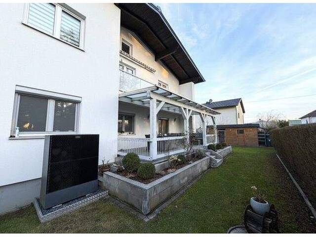 Immobilie in Ranshofen - Gepflegtes Mehrfamilienhaus mit 3 Wohneinheiten, Doppelgarage und großem Grundstück - Bild 2