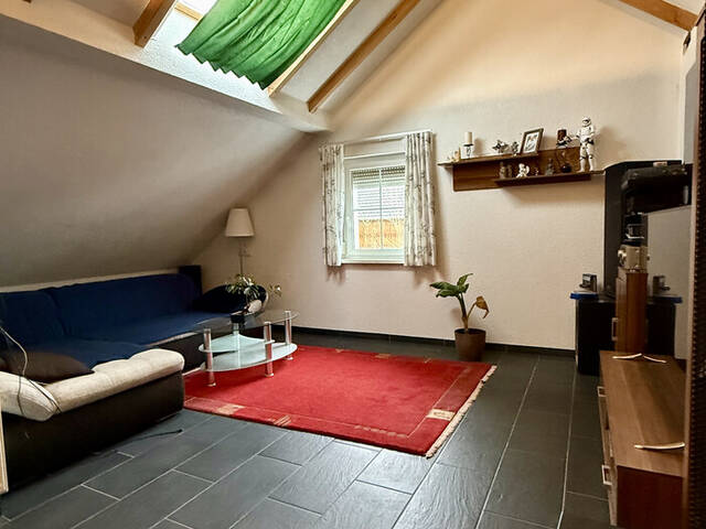 Immobilie in Meiningen - Frisch saniertes, familienfreundliches Wohnhaus inkl. großer Garage mit Hebebühne in guter Lage in Meiningen! - Bild 2