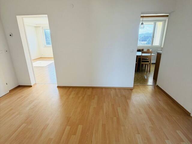 Immobilie in Zeltweg - Zeltweg: Sonnendurchflutete 3-Zimmer-Wohnung mit Südloggia und herrlicher Aussicht + Garage - Bild 2