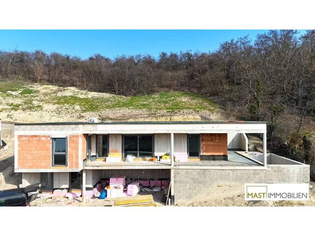 Immobilie in Kronberg - Wohntraum für Familien - Einfamilienhaus mit viel Platz und Grünblick & Pool - Bild 0