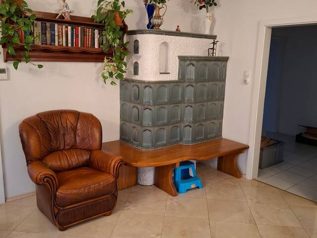 Immobilie in Rekawinkel - Charmantes Einfamilienhaus im Wienerwald mit großem Garten, Wintergarten und Wellnessbereich - Bild 2