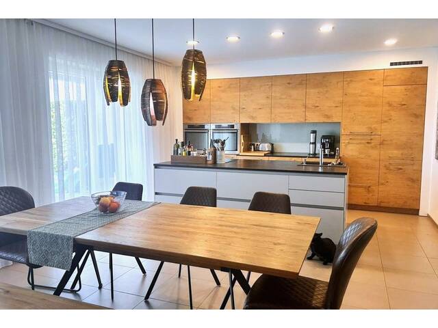 Immobilie in Steinhaus - Moderne Doppelhaushälfte in Steinhaus, Garten, Terrasse mit Sauna, Doppelgarage und vollmöbliert - einziehen & wohnen! - Bild 3