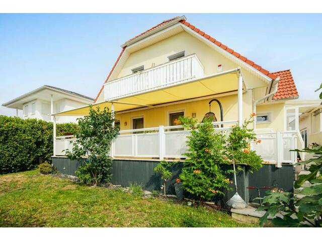 Immobilie in Wimpassing an der Leitha - Urlaubsfeeling inklusive! Modernes Einfamilienhaus mit Balkon, Terrasse und Garten in Gated Community mit idyllischem Badesee - Bild 0