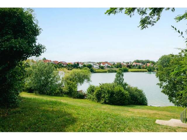 Immobilie in Wimpassing an der Leitha - Urlaubsfeeling inklusive! Modernes Einfamilienhaus mit Balkon, Terrasse und Garten in Gated Community mit idyllischem Badesee - Bild 3