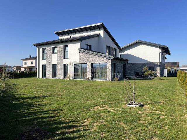 Immobilie in Regau - Exklusives Haus + eine Wohnung - Bild 0