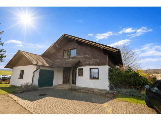 Immobilie in Mattsee - Charmantes, renovierungsbedürftiges Haus mit großem Garten nahe dem Mattsee - Bild 0