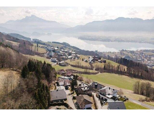 Immobilie in Mondsee - Wohnen mit Panorama am Mondseeberg! Gediegenes Haus mit herrlichem Mondseeblick - Bild 2
