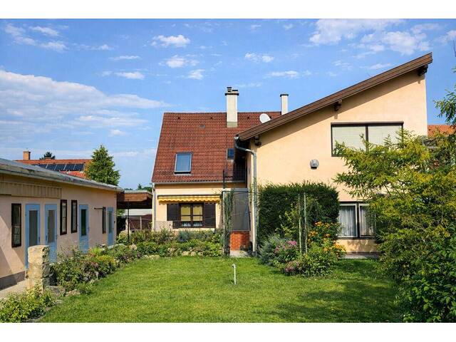 Immobilie in Ternitz - Charmantes Mehrfamilienhaus mit großem Grundstück, Pool und Baulandreserve - Bild 0