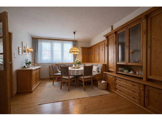 Immobilie in Ternitz - Charmantes Mehrfamilienhaus mit großem Grundstück, Pool und Baulandreserve - Bild 2