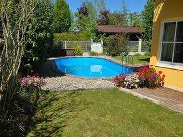 Immobilie in Moosdorf - Sehr gepflegtes Familienhaus mit Pool, Fischteich und neuem Pelletssystem - großer Garten - Bild 2