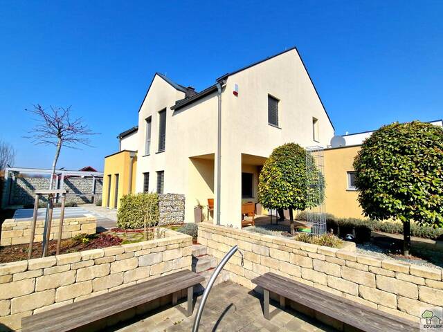 Immobilie in Trumau - MODERNES EINFAMILIENHAUS MIT POOL, DOPPELGARAGE UND HERRLICHEM GARTEN - NAHE WIEN - Bild 0