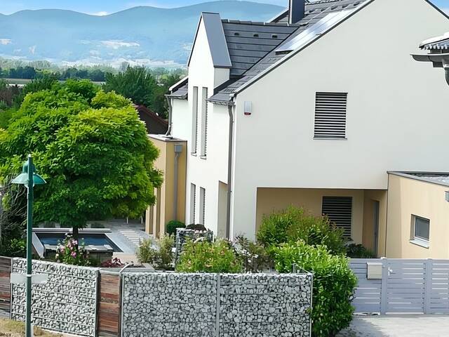 Immobilie in Trumau - MODERNES EINFAMILIENHAUS MIT POOL, DOPPELGARAGE UND HERRLICHEM GARTEN - NAHE WIEN - Bild 2