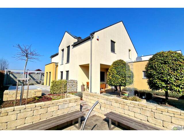 Immobilie in Trumau - MODERNES EINFAMILIENHAUS MIT POOL, DOPPELGARAGE UND HERRLICHEM GARTEN - NAHE WIEN - Bild 3