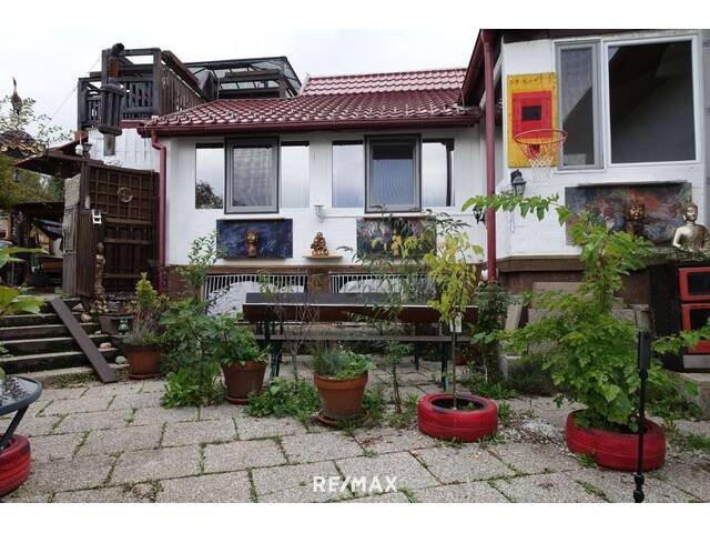 Immobilie in Karl - Einfamilienhaus mit drei eigenständigen Wohnungen und einzigartigem Erlebnisgarten - Bild 0