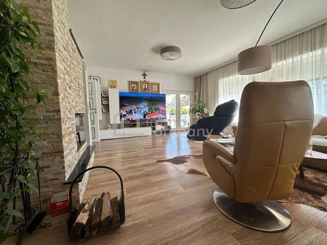 Immobilie in Eggendorf - Neuwertiges Zweifamilienhaus in Eggendorf, 7 Zimmer, Garten, Pool, Sauna und Garage - Ihr Traumhaus! - Bild 0