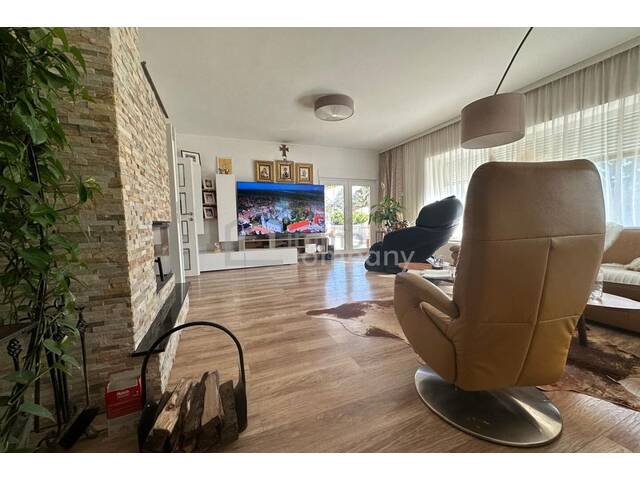 Immobilie in Eggendorf - Neuwertiges Zweifamilienhaus in Eggendorf, 7 Zimmer, Garten, Pool, Sauna und Garage - Ihr Traumhaus! - Bild 3