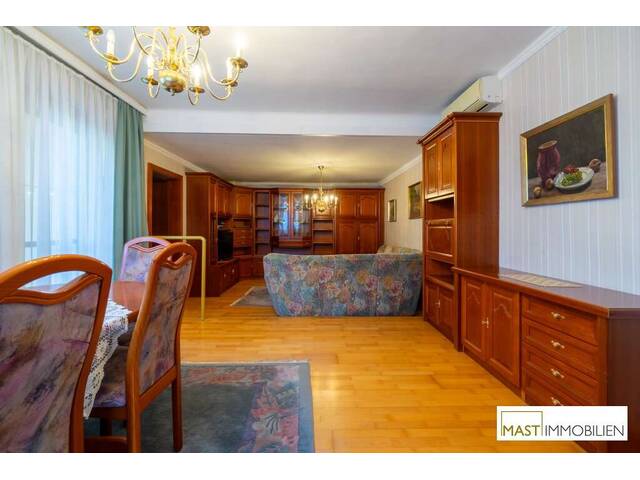 Immobilie in Oberhausen - NEUER PREIS - AUFGEPASST! Über 1.000 m² großes Grundstück mit Einfamilienhaus in optimaler Lage und TEILUNGSPOTENZIAL - Bild 1