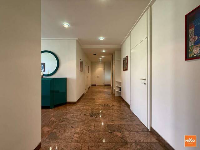 Immobilie in Weigelsdorf - Großzügiges Einfamilienhaus mit beeindruckender Schwimmhalle, weitläufigem Kellerbereich und direkter Garagenanbindung - Bild 2