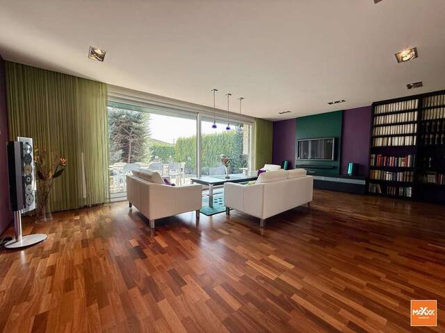 Immobilie in Weigelsdorf - Großzügiges Einfamilienhaus mit beeindruckender Schwimmhalle, weitläufigem Kellerbereich und direkter Garagenanbindung - Bild 3