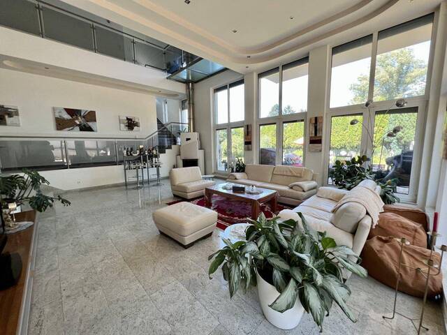 Immobilie in Fischamend - NEUER PREIS: Exklusive Familienvilla in Fischamend mit Möglichkeit für Büro, Kanzlei oder Ordination - Bild 1