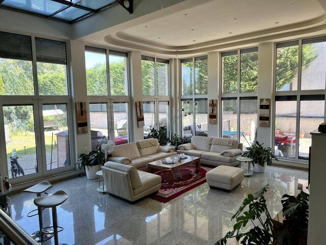 Immobilie in Fischamend - NEUER PREIS: Exklusive Familienvilla in Fischamend mit Möglichkeit für Büro, Kanzlei oder Ordination - Bild 2