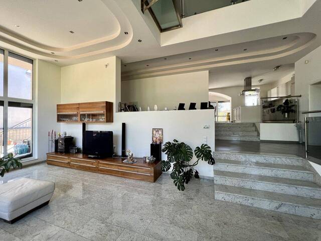 Immobilie in Fischamend - NEUER PREIS: Exklusive Familienvilla in Fischamend mit Möglichkeit für Büro, Kanzlei oder Ordination - Bild 3