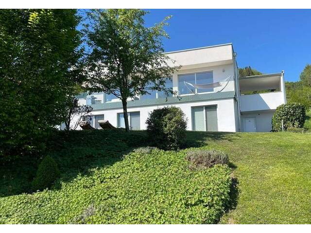 Immobilie in Nußdorf am Attersee - Schönes modernes Haus in Nussdorf am Attersee im Salzkammergut, mit großzügiger Terrasse und Garten, sowie exklusivem Blick auf den Attersee und das gegenüberliegende Höllengebirge. - Bild 0