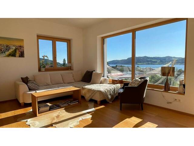 Immobilie in Nußdorf am Attersee - Schönes modernes Haus in Nussdorf am Attersee im Salzkammergut, mit großzügiger Terrasse und Garten, sowie exklusivem Blick auf den Attersee und das gegenüberliegende Höllengebirge. - Bild 2