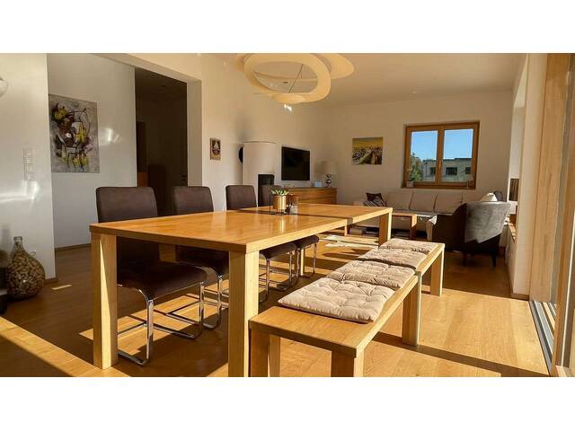 Immobilie in Nußdorf am Attersee - Schönes modernes Haus in Nussdorf am Attersee im Salzkammergut, mit großzügiger Terrasse und Garten, sowie exklusivem Blick auf den Attersee und das gegenüberliegende Höllengebirge. - Bild 4