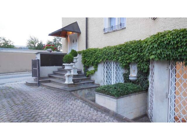 Immobilie in Kirchdorf an der Krems - Wohnen in der Stadtvilla! Charmante Altbauwohnung mit großer Terrasse im Zentrum der Bezirkshauptstadt Kirchdorf/Krems - Bild 1