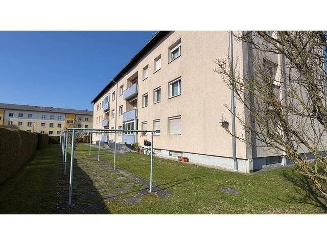 Immobilie in Hörsching - Gepflegte 3-Zimmer-Wohnung mit Garage in Hörsching – Top-Substanz trifft zentrale Bestlage“ „Zentrales Wohnglück mit Kachelofen: Viel Raum für Ihre eigenen Gestaltungsideen!“ - Bild 0