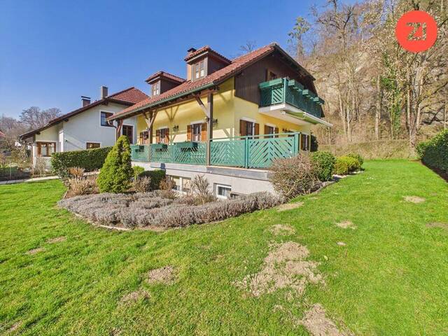 Immobilie in Ottensheim - Gepflegtes Einfamilienhaus mit Pool, Wellnessbereich, Sauna und Gartenoase in Ottensheim - Bild 1