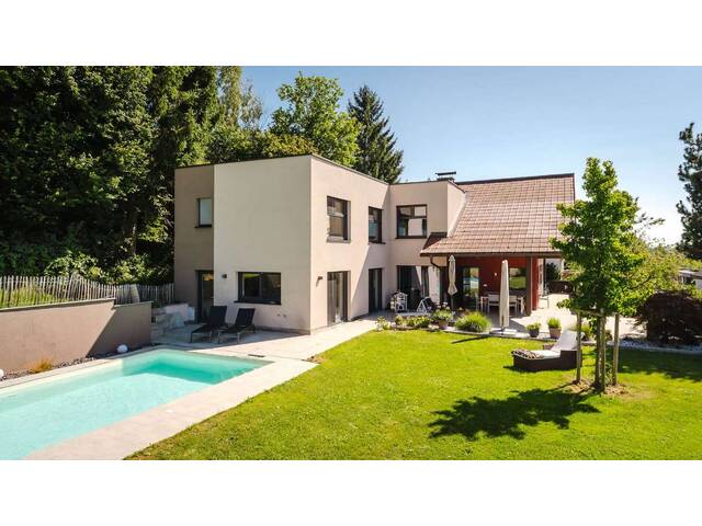 Immobilie in Pfaffing - Wohnen mit Weitblick: Großzügiges Zuhause mit Pool, Garten & viel Potenzial - Bild 2