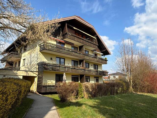 Immobilie in Eugendorf - Große, sonnendurchflutete 4-Zimmer-DG-Wohnung für Familie, mit großem Balkon, Stellplatz und Ausbaureserve - in ruhiger Wohnlage - Bild 0