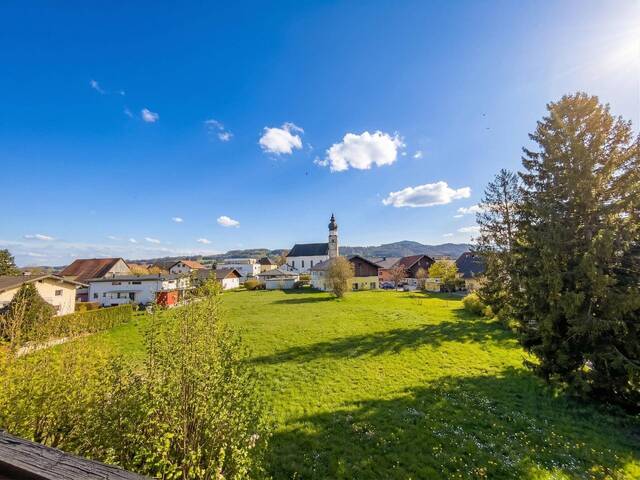Immobilie in Eugendorf - Große, sonnendurchflutete 4-Zimmer-DG-Wohnung für Familie, mit großem Balkon, Stellplatz und Ausbaureserve - in ruhiger Wohnlage - Bild 1