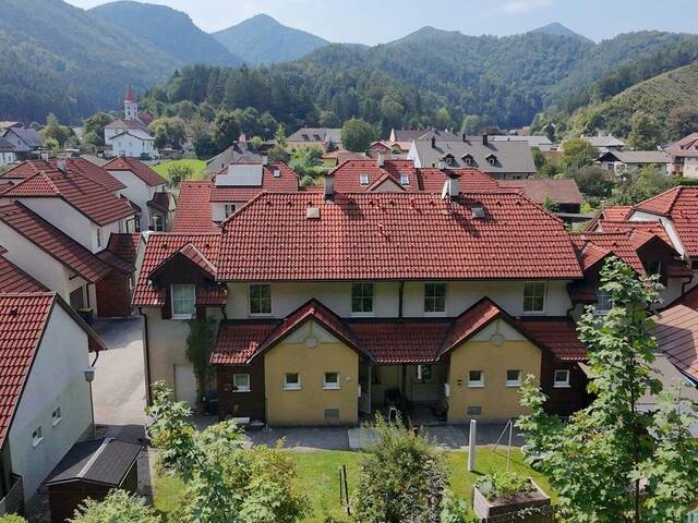 Immobilie in Hohenberg - Wohnen wie im Urlaub-Wunderschöne Doppelhaushälfte mit gepflegten Garten in Hohenberg - Bild 2