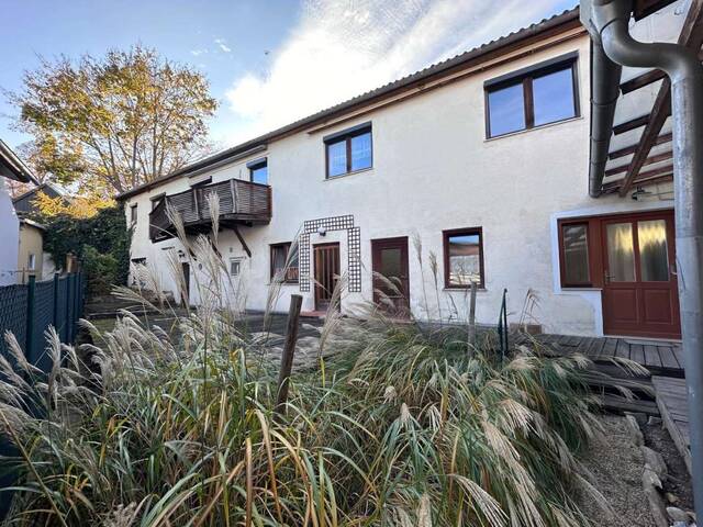 Immobilie in Ulrichskirchen - Landidylle-Landhaus zu kaufen mit viel Potenzial, 2 Wohneinheiten in Wien Nähe - Bild 1