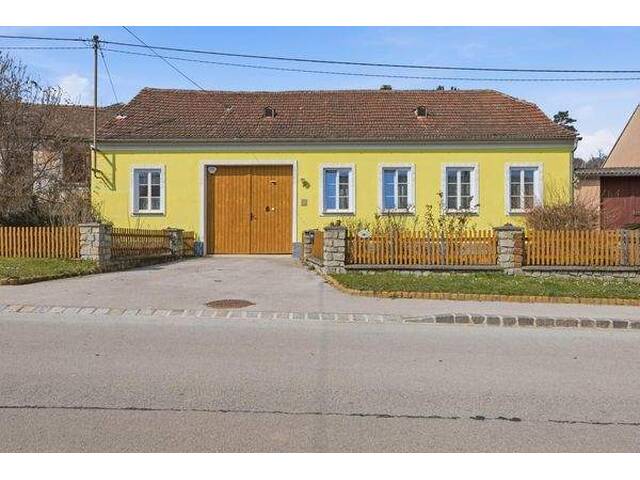 Immobilie in Puch - Traditionelles Bauernhaus mit großem Grundstück, Weinpresshaus, Keller und Nebengebäuden - Bild 3