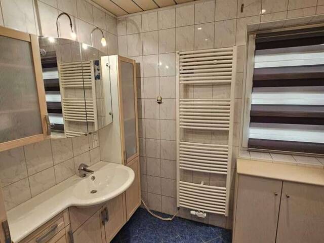 Immobilie in Agsdorf - ruhiges 2 Fam. Wohnhaus + 1 HA Grund LW + Quelle in Feldkirchen / St. Urban : 5 Zimmer, Garten, Balkone, PV, tolle Aussicht ! 1 HA LW Wiese für Tierhaltung Pferde, mit Stall für Schafe, Ziegen, Hühner - Bild 4
