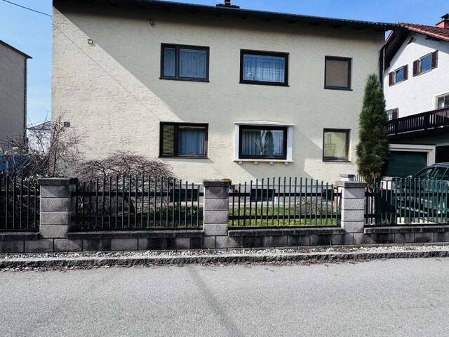 Immobilie in Braunau am Inn - Attraktives Zweifamilienhaus mit zwei vermieteten Wohnungen und neuer Luftwärmepumpe - Bild 1