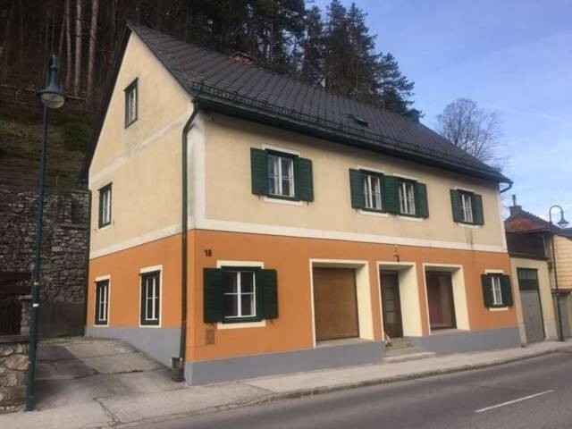 Immobilie in Gutenstein - Charmantes Landhaus in Gutenstein, 200m², 8 Zimmer, Garten, renovierungsbedürftig! - Bild 0
