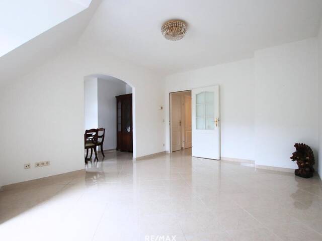 Immobilie in Baden - Stilvolle 3,5-Zimmer-Wohnung mit Terrasse und herrlichem Panorama auf die historischen Burgruinen - Bild 2