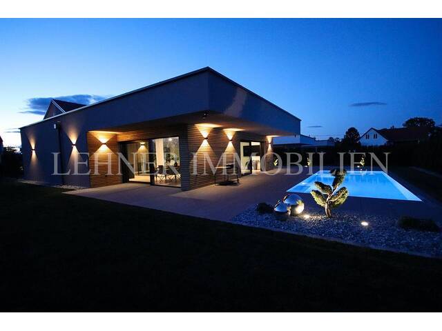 Immobilie in Dobl - * Dobl * Mediterranes Refugium * Hochwertiger Bungalow mit mediterranem Flair und einem Olivenbaum im Herzen des Lichthofs * - Bild 1