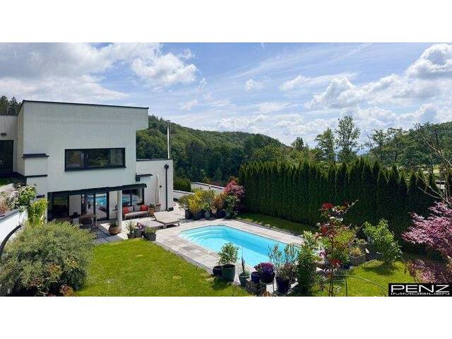 Immobilie in Lichtenberg - LICHTENBERG: Architektur trifft Natur - Exklusive Designvilla mit Pool und Panoramablick - Bild 0