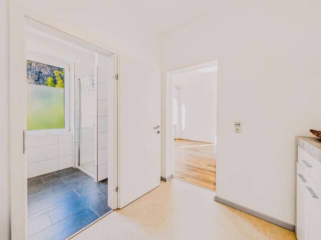 Immobilie in Gmunden - Hochwertig renovierte 2-Zimmer-Wohnung mit privatem Eigengarten, Traunnähe & Top-Lage in Gmunden - Bild 1