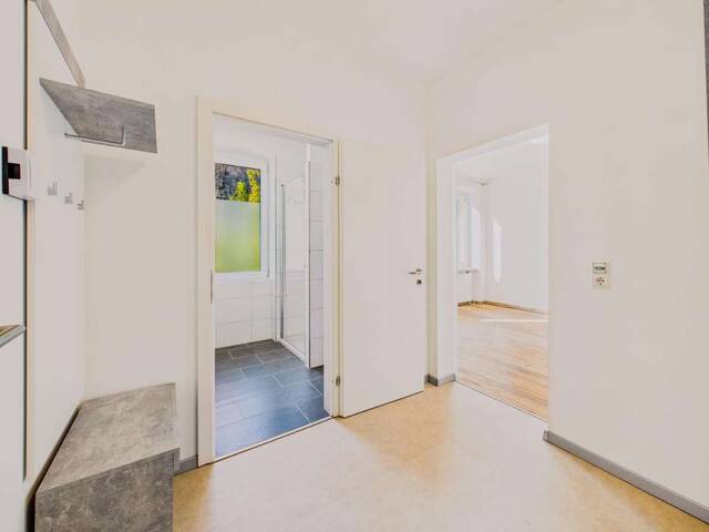 Immobilie in Gmunden - Hochwertig renovierte 2-Zimmer-Wohnung mit privatem Eigengarten, Traunnähe & Top-Lage in Gmunden - Bild 2