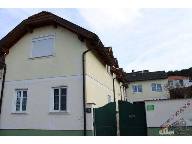 Immobilie in Mannersdorf am Leithagebirge - Sehr gut gelegenes Zweifamilienhaus in Mannersdorf zum Teil im Innenbereich bei 1 Wohneinheit sanierungsbedürftig - Bild 0